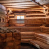Sauna mit Holzbänken und Aufgusssteinen.