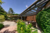 Terrasse mit Sitzmöglichkeiten und Bäumen.