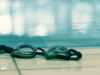 Schwimmbrille am Beckenrand eines Pools.