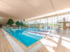 Sportbad mit Schwimmbahnen und Glasfront.